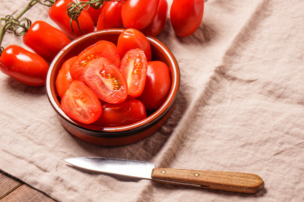 Созревшие органические помидоры из красной сливы
 - Фото, изображение