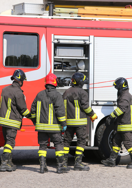 bomberos con camión de bomberos
 - Foto, Imagen