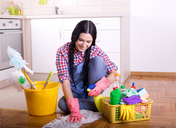 dívka čištění podlahy - Fotografie, Obrázek