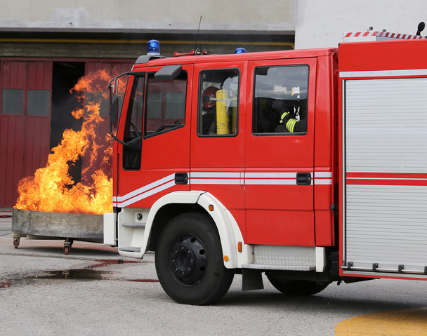 camion dei pompieri nella stazione dei vigili del fuoco
 - Foto, immagini