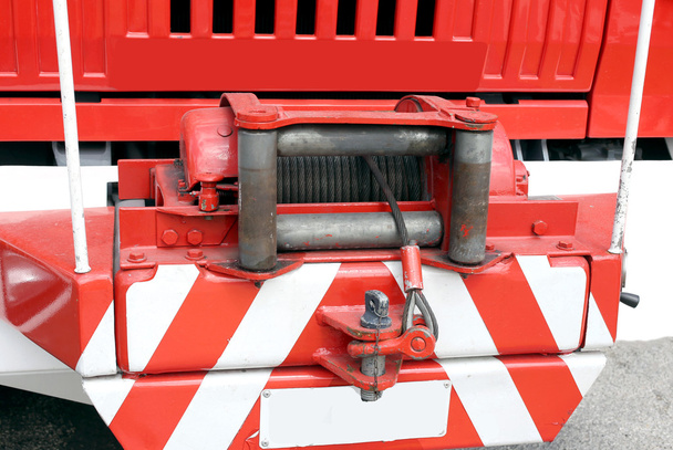 polipasto con cuerda de acero instalado en un camión de bomberos grande
 - Foto, imagen