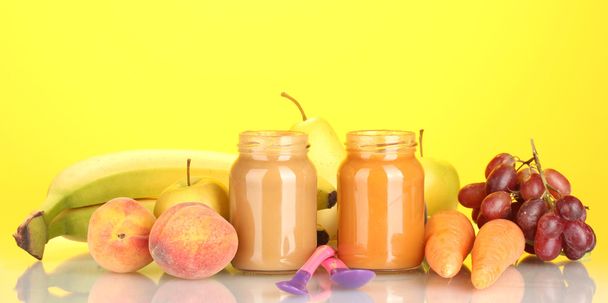Jars with fruit and vegetables baby food and fruits and vegetables on colorful background - Foto, afbeelding