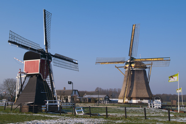 Исторические ветряные мельницы против зимнего неба
 - Фото, изображение