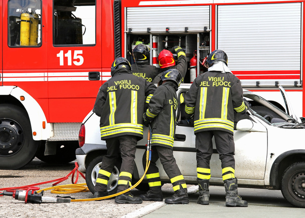 bomberos valientes alivian a un herido después de un accidente de tráfico
  - Foto, Imagen