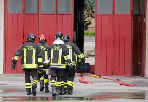 Verletzte von Feuerwehrleuten auf Trage getragen - Foto, Bild