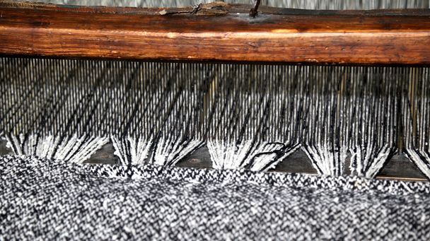 Antik tex kumaş üretimi için tahta dokuma tezgahı - Fotoğraf, Görsel