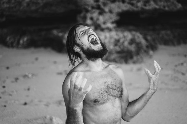  Mann mit Bart liebte Spaß am Strand - Foto, Bild