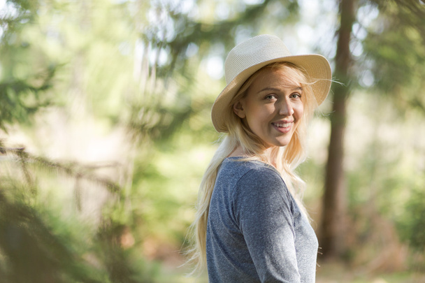 Woman in straw hat in the forest - Foto, Bild