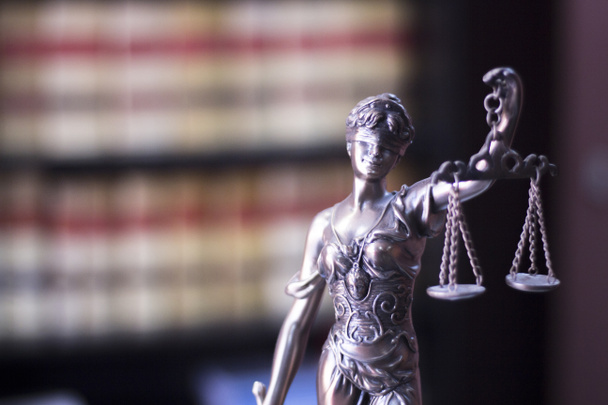 Estatua de justicia legal en despacho de abogados
 - Foto, imagen