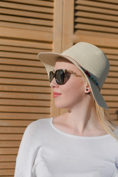 Young girl in hat and sunglasses - Valokuva, kuva