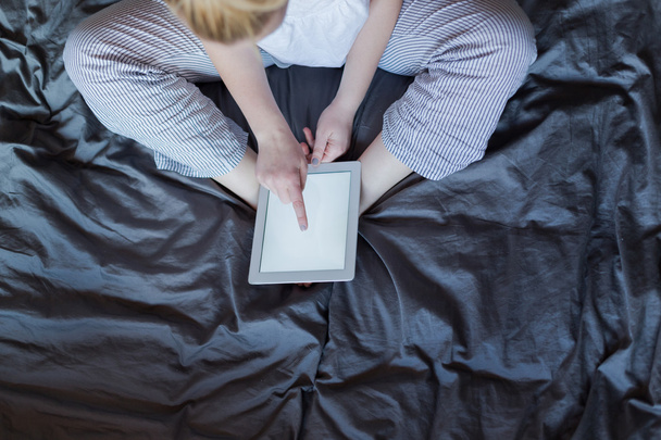 Frau mit Tablette im Bett - Foto, Bild