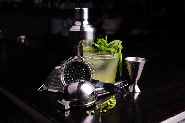 Drink making tools for mojito cocktail lime and mint. - Foto, afbeelding