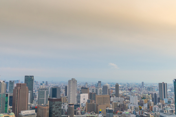 ОСАКА, Япония - 30 ноября 2015 г.: Вид на город Осака с улицы Умеды
 - Фото, изображение