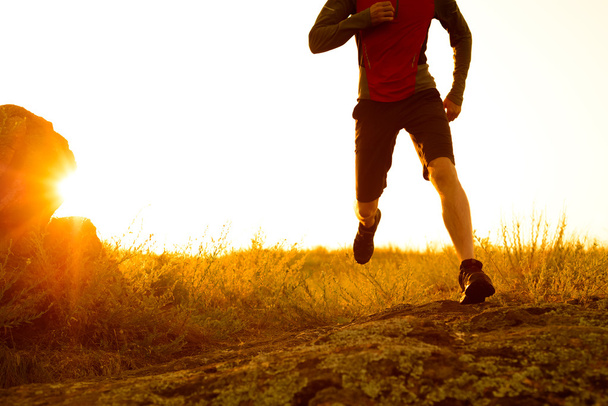 Крупный план "Ног спортсмена, бегущих по тропе Скалистых гор на Сансете". Активная жизненная позиция
 - Фото, изображение