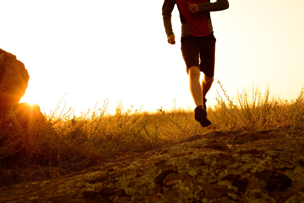 Szczelnie-do góry nogi Sportsman's działa na szlaku Rocky Mountain o zachodzie słońca. Aktywny tryb życia - Zdjęcie, obraz