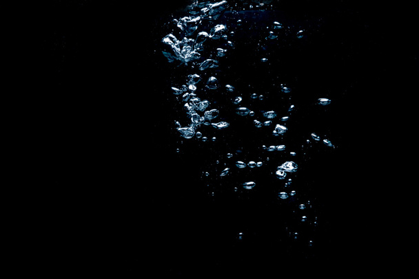 φυσαλίδες νερό σε σκούρο φόντο με χώρο κειμένου - Φωτογραφία, εικόνα