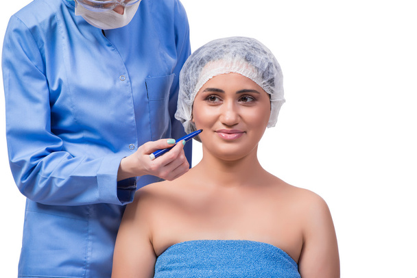 Jeune femme se préparant à la chirurgie plastique isolé sur blanc
 - Photo, image