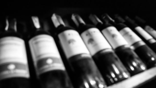 botellas de vino background.Pictures son borred.black y blanco
  - Foto, Imagen