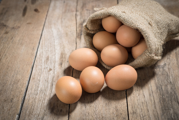 φρέσκα αυγά σε ξύλινο τραπέζι  - Φωτογραφία, εικόνα