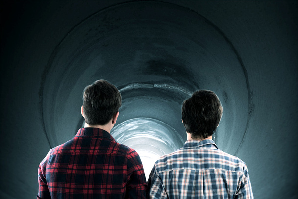 Αγόρια μέσα σε ένα τούνελ  - Φωτογραφία, εικόνα
