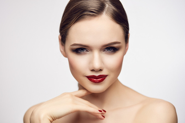 Chica con labios rojos buscando foxy
 - Foto, Imagen