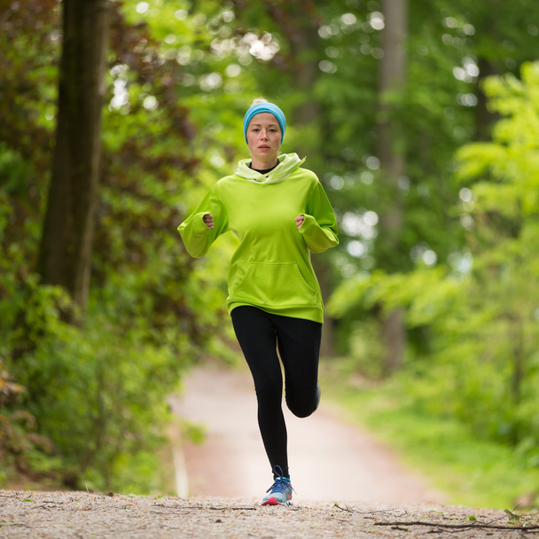 Sportos fiatal női futó, az erdő. - Fotó, kép