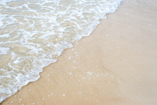 zand strand met golf voor de achtergrond - Foto, afbeelding