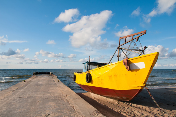 Velho barco de pesca ancorado na praia
 - Foto, Imagem