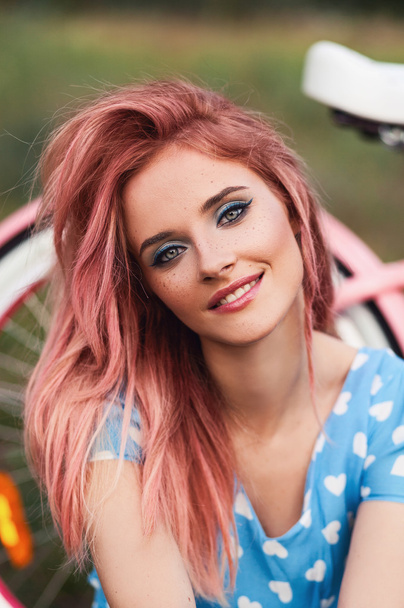 gyönyörű lány, női kerékpár - Fotó, kép