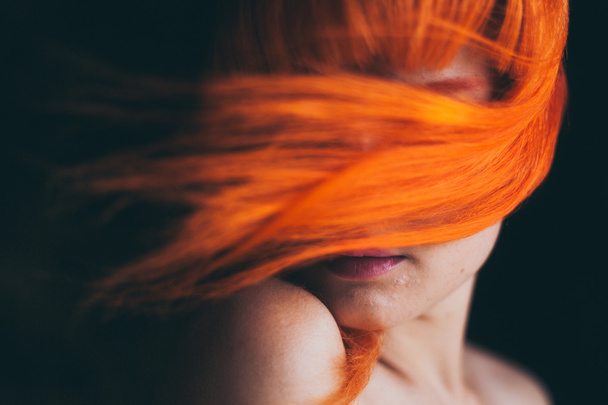 Vörös hajú lány portréja - Fotó, kép