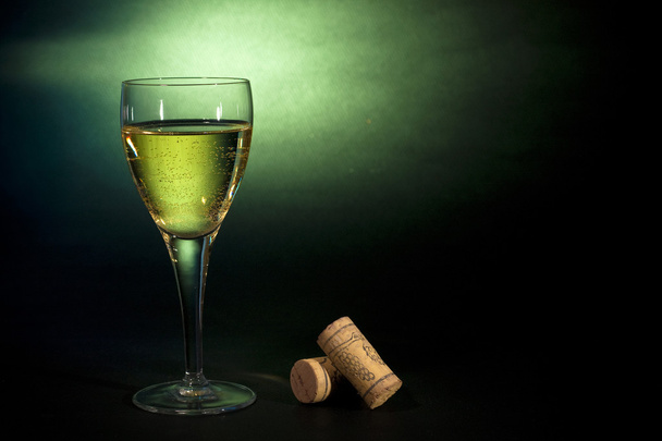 飲料のための芸術。ガラスで、黒緑 backgro の白ワイン - 写真・画像