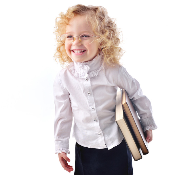 Kitaplar ile küçük kız bir beyaz izole - Fotoğraf, Görsel