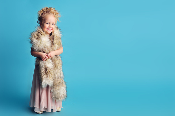little girl in a long dress and a fur coat - Fotografie, Obrázek