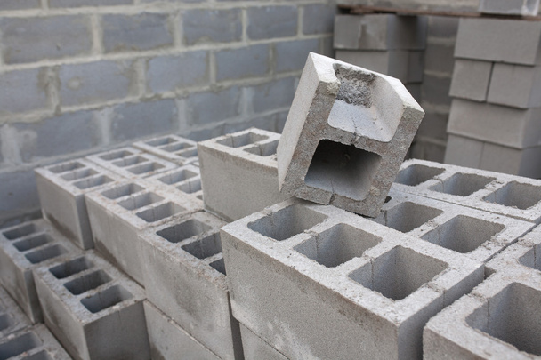 Une pile de blocs de ciment sur le chantier. blocs de cendres fond. - Photo, image