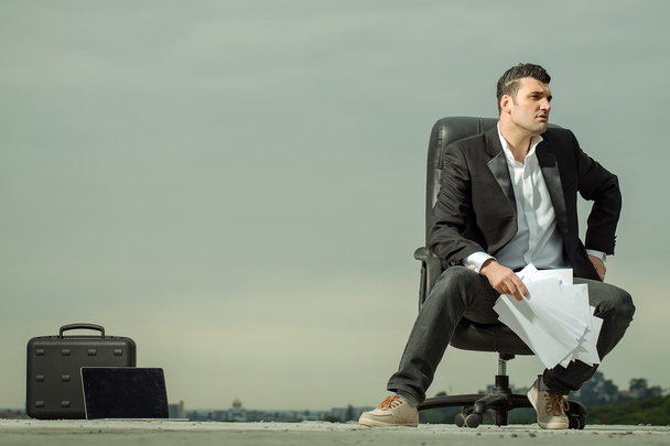businessman with paper in outdoor office - Foto, Imagem