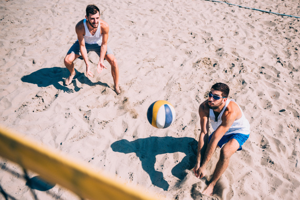 Jugadores de voleibol playa
 - Foto, imagen