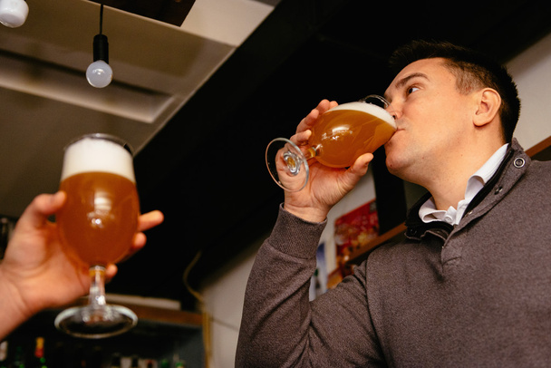 Kollegen trinken nach Feierabend Bier - Foto, Bild