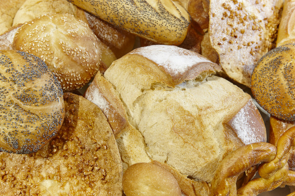 Különböző típusú egy kosár kenyeret. Pékség. - Fotó, kép