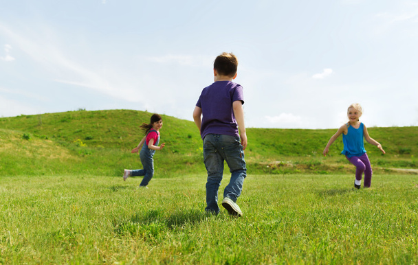 futás a szabadban boldog gyerekek csoportja - Fotó, kép