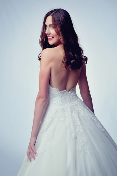 Красавица со свадебной прической и макияжем. Невеста моды. Женщина в белом платье
. - Фото, изображение