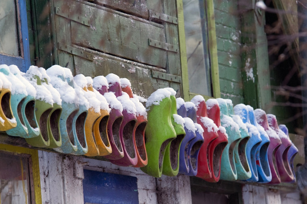 zapatos de madera de colores
 - Foto, Imagen