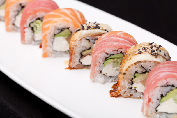 Vegyes sushi fehér tányérra - Fotó, kép