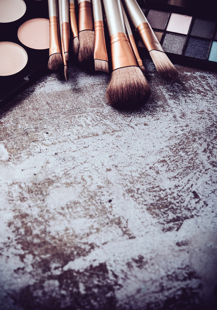 Профессиональная коллекция кистей и инструментов для макияжа, косметический продукт
 - Фото, изображение