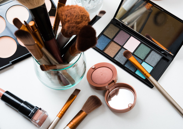Ammattimaiset meikkiharjat ja työkalut, meikkituotteet - Valokuva, kuva