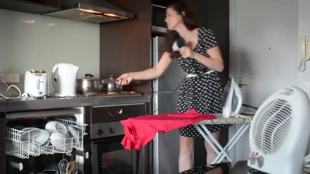 Kobieta, marnowanie energii elektrycznej, zasilania w domu concept - Materiał filmowy, wideo