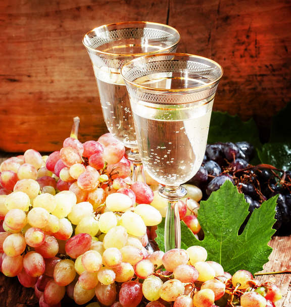 Champagne in glasses and fresh grapes - Zdjęcie, obraz