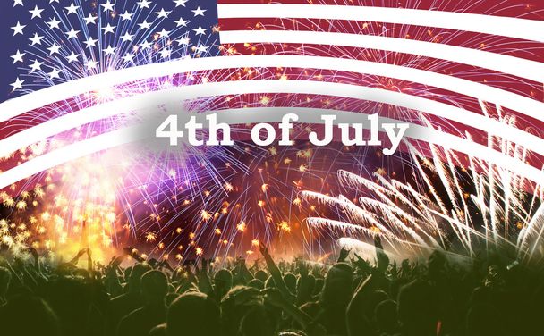 Festeggiamo il giorno dell'indipendenza. Stati Uniti d'America Bandiera USA con sfondo fuochi d'artificio per il 4 luglio - Foto, immagini