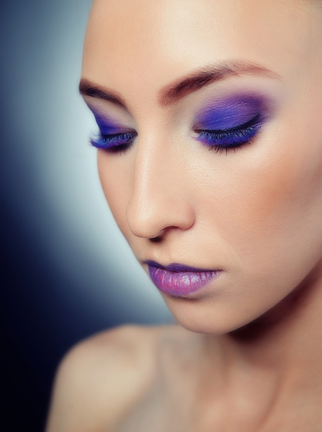 Beautiful woman with professional make up - Foto, afbeelding