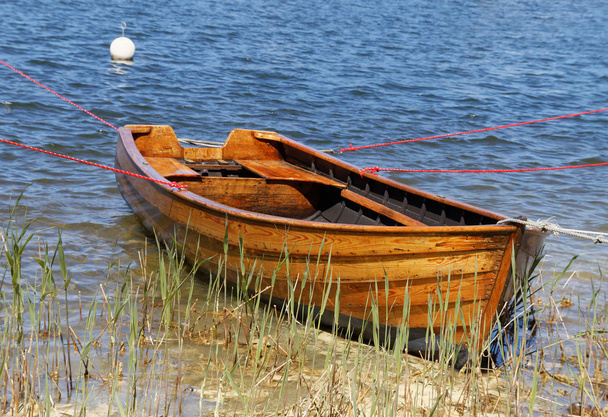 暖かい夕方リードわらで軽い木製手漕ぎボート - 写真・画像