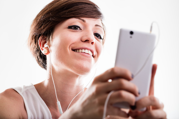 Nő, hallgató-hoz zene-ra-a mozgatható telefon - Fotó, kép